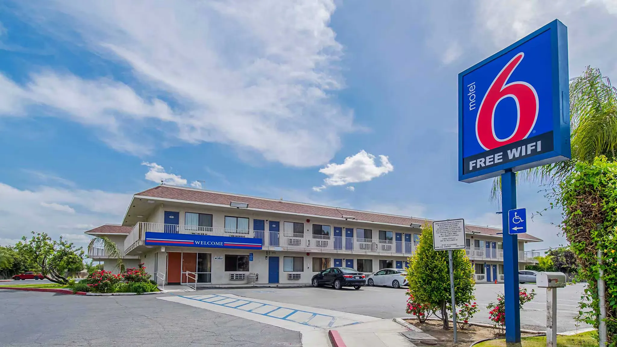 Exterior of the Bakersfield Inn
