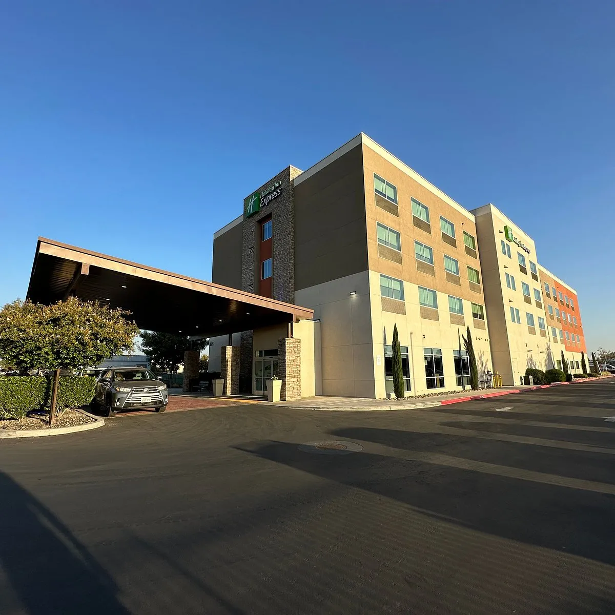 Exterior of the Holiday Inn Express Visalia, Sequoia Gateway Area
