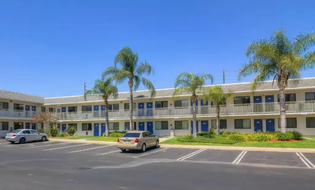Exterior of the Vagabond Inn Sylmar